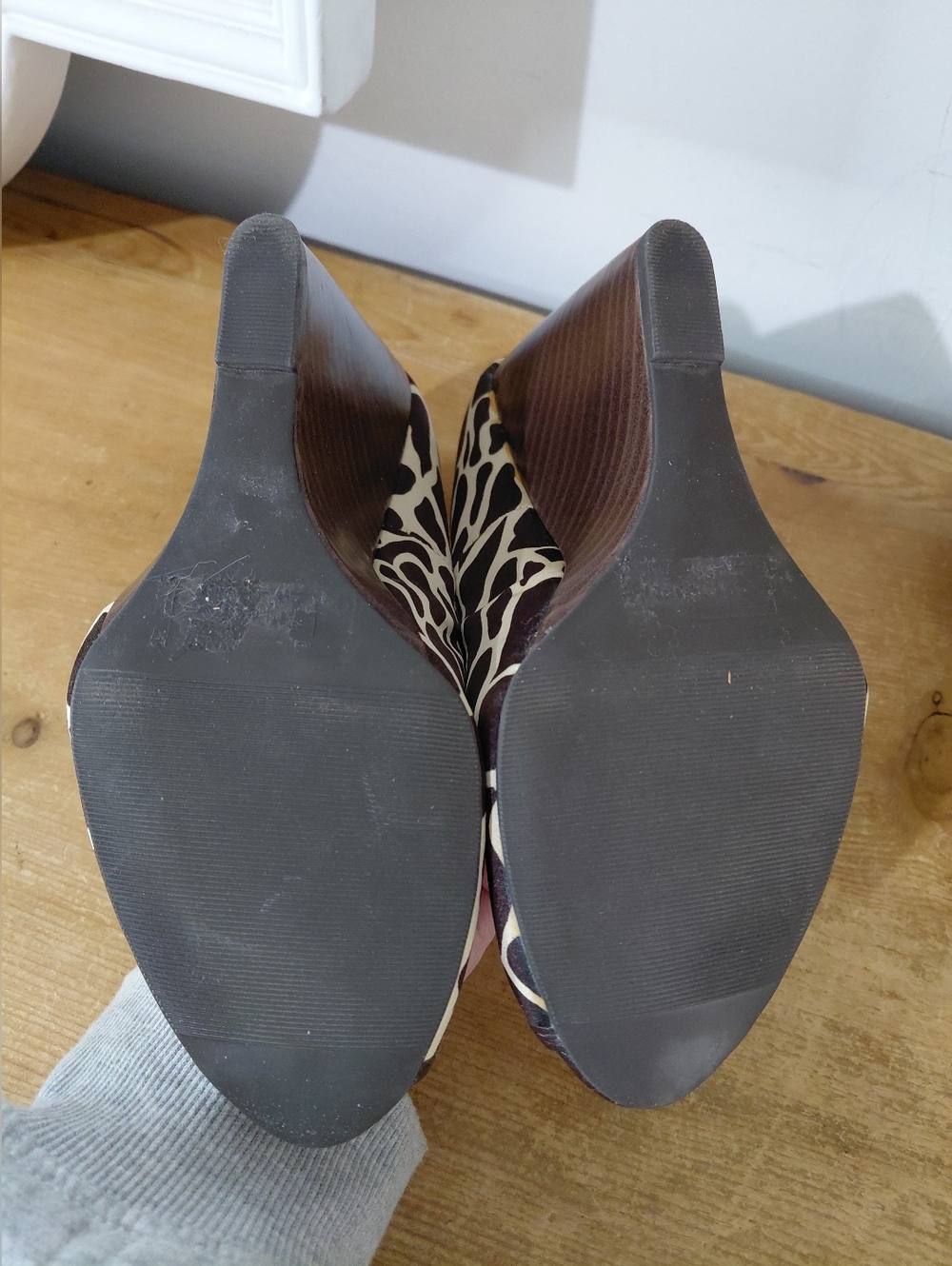 Charlotte Russe Size 8 Brown & Cream Giraffe-Print Peep Toe Wedges Heels - Picture 6 of 8